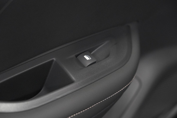 Peugeot e-2008 EV Allure 54 kWh | 11 KW Lader | Warmtepomp | Apple Carplay | Parkeersensoren