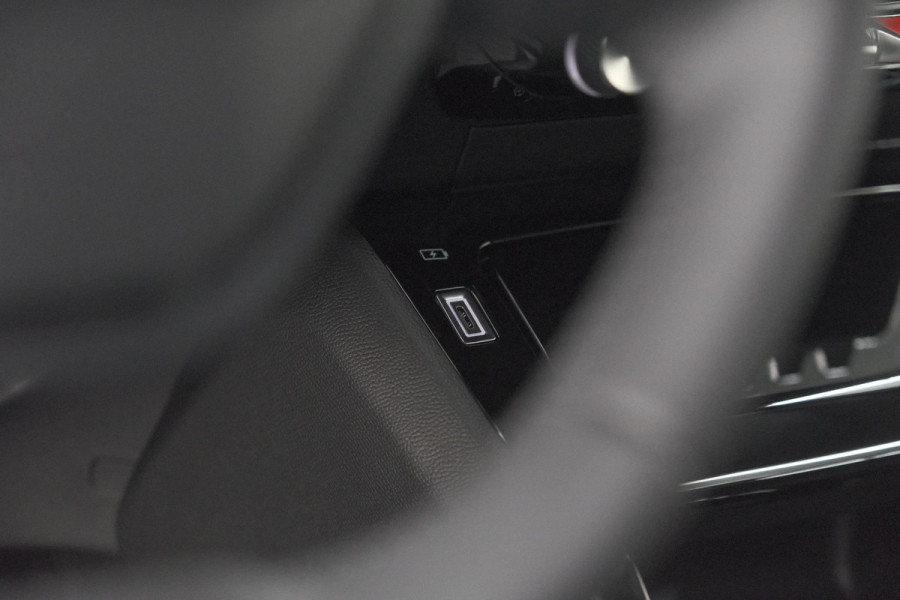 Peugeot e-2008 EV Allure 54 kWh | 11 KW Lader | Warmtepomp | Apple Carplay | Parkeersensoren