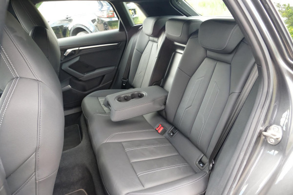 Audi A3 Sportback 40 TFSI S Line 204 PK | Trekhaak afneembaar | Lederen bekleding | Stoelverwarming | Camera | Elektrische achterklep | Dodehoeksensoren | Adaptive cruise control