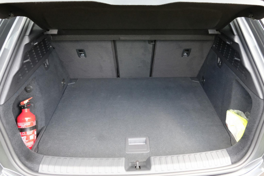Audi A3 Sportback 40 TFSI S Line 204 PK | Trekhaak afneembaar | Lederen bekleding | Stoelverwarming | Camera | Elektrische achterklep | Dodehoeksensoren | Adaptive cruise control
