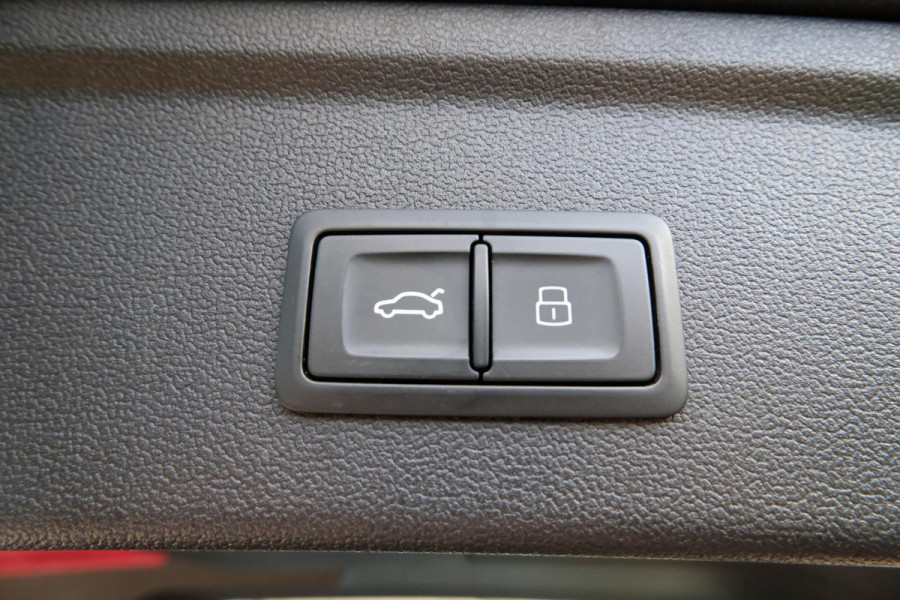 Audi A3 Sportback 40 TFSI S Line 204 PK | Trekhaak afneembaar | Lederen bekleding | Stoelverwarming | Camera | Elektrische achterklep | Dodehoeksensoren | Adaptive cruise control