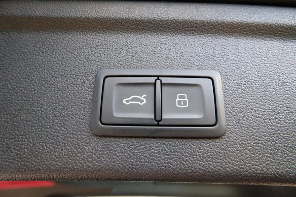 Audi A3 Sportback 40 TFSI S Line 204 PK | Trekhaak afneembaar | Lederen bekleding | Stoelverwarming | Camera | Elektrische achterklep | Dodehoeksensoren | Adaptive cruise control