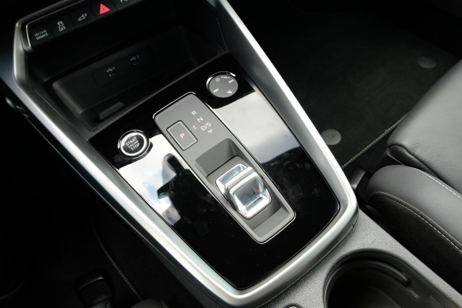Audi A3 Sportback 40 TFSI S Line 204 PK | Trekhaak afneembaar | Lederen bekleding | Stoelverwarming | Camera | Elektrische achterklep | Dodehoeksensoren | Adaptive cruise control
