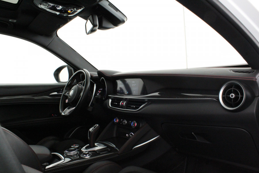 Alfa Romeo Stelvio 2.0 T AWD Veloce > 305pk/Squadra/Akrapovic/Pano.schuif/21Inch Turismo/Trekhaak...