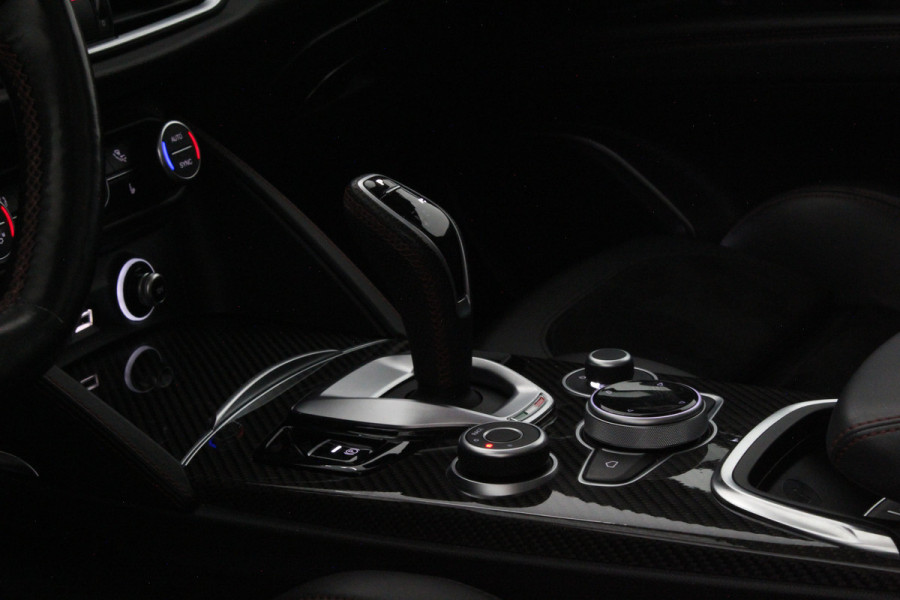 Alfa Romeo Stelvio 2.0 T AWD Veloce > 305pk/Squadra/Akrapovic/Pano.schuif/21Inch Turismo/Trekhaak...