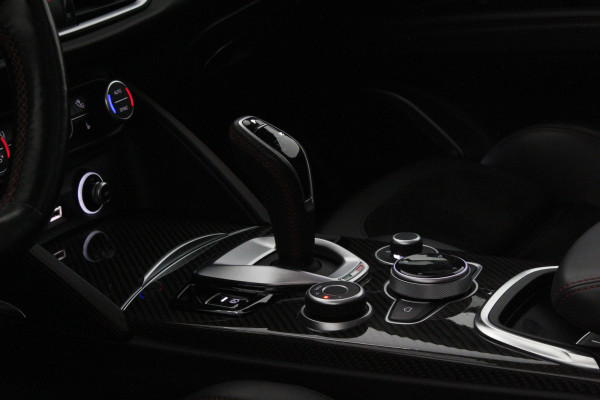 Alfa Romeo Stelvio 2.0 T AWD Veloce > 305pk/Squadra/Akrapovic/Pano.schuif/21Inch Turismo/Trekhaak...