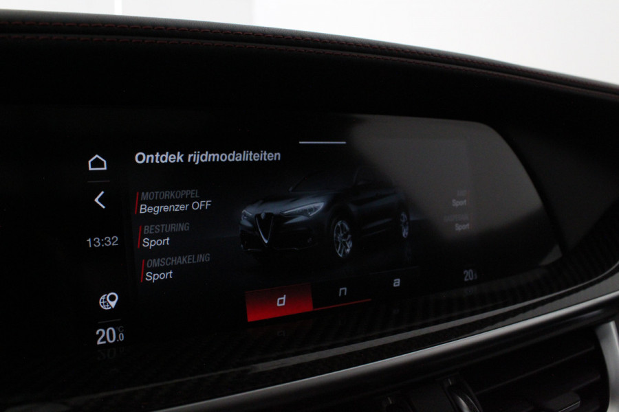 Alfa Romeo Stelvio 2.0 T AWD Veloce > 305pk/Squadra/Akrapovic/Pano.schuif/21Inch Turismo/Trekhaak...