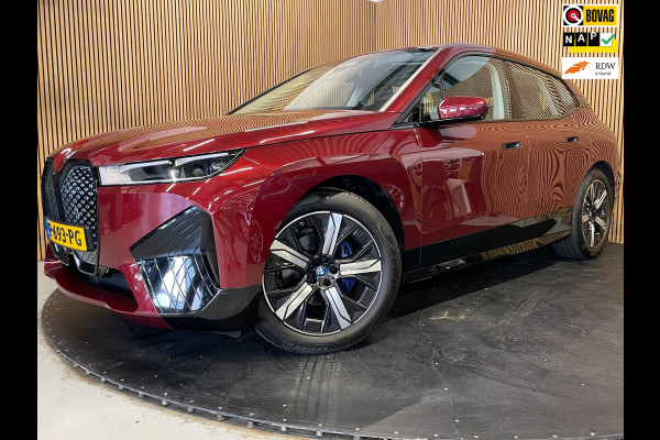 BMW iX XDrive40 Executive 77 kWh|100% SOH|VOLLEDER|ELEK.STUURVERSTELLING|CAMERA|CARPLAY|PDC V+A|NAP|NL-AUTO|INCL.BTW|1e EIGENAAR|
