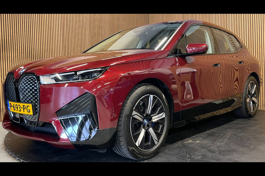 BMW iX XDrive40 Executive 77 kWh|100% SOH|VOLLEDER|ELEK.STUURVERSTELLING|CAMERA|CARPLAY|PDC V+A|NAP|NL-AUTO|INCL.BTW|1e EIGENAAR|