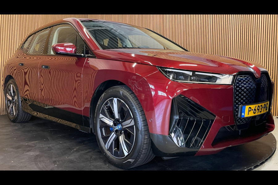 BMW iX XDrive40 Executive 77 kWh|100% SOH|VOLLEDER|ELEK.STUURVERSTELLING|CAMERA|CARPLAY|PDC V+A|NAP|NL-AUTO|INCL.BTW|1e EIGENAAR|