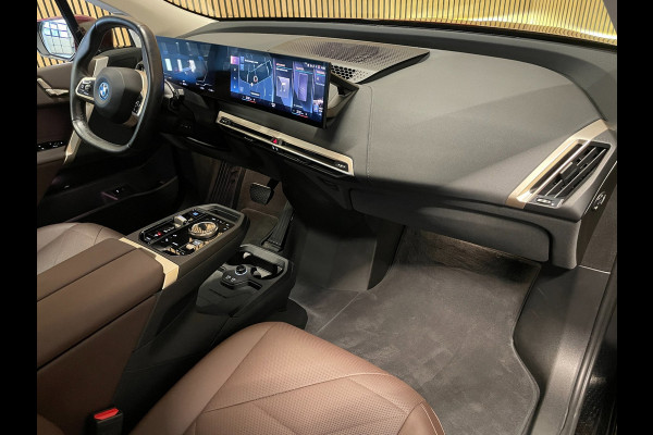 BMW iX XDrive40 Executive 77 kWh|100% SOH|VOLLEDER|ELEK.STUURVERSTELLING|CAMERA|CARPLAY|PDC V+A|NAP|NL-AUTO|INCL.BTW|1e EIGENAAR|