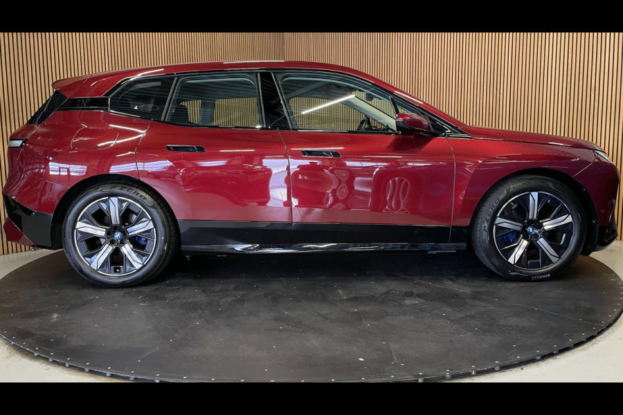 BMW iX XDrive40 Executive 77 kWh|100% SOH|VOLLEDER|ELEK.STUURVERSTELLING|CAMERA|CARPLAY|PDC V+A|NAP|NL-AUTO|INCL.BTW|1e EIGENAAR|
