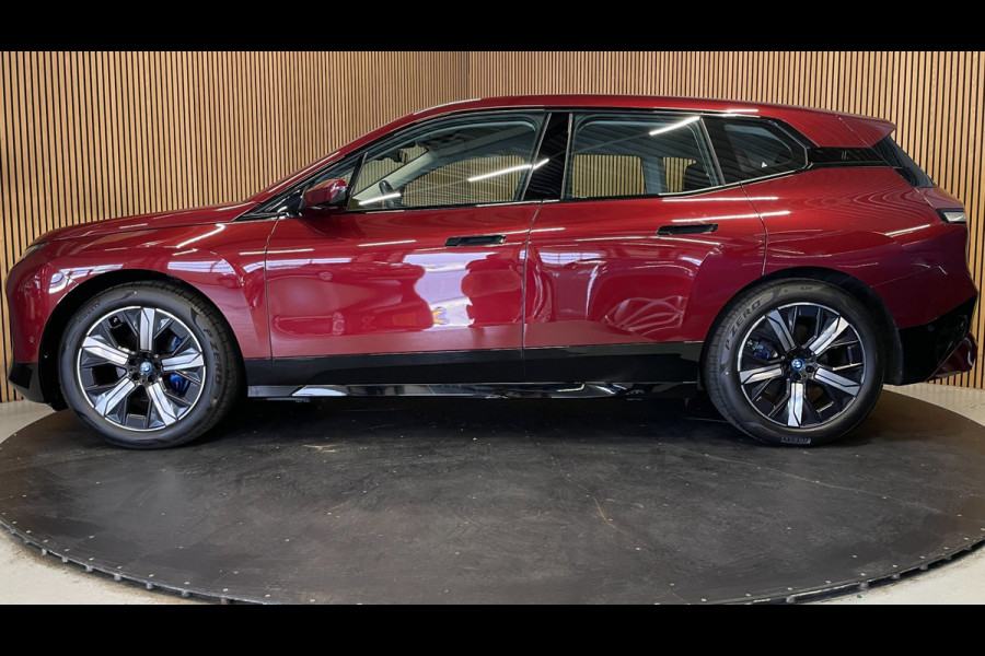 BMW iX XDrive40 Executive 77 kWh|100% SOH|VOLLEDER|ELEK.STUURVERSTELLING|CAMERA|CARPLAY|PDC V+A|NAP|NL-AUTO|INCL.BTW|1e EIGENAAR|