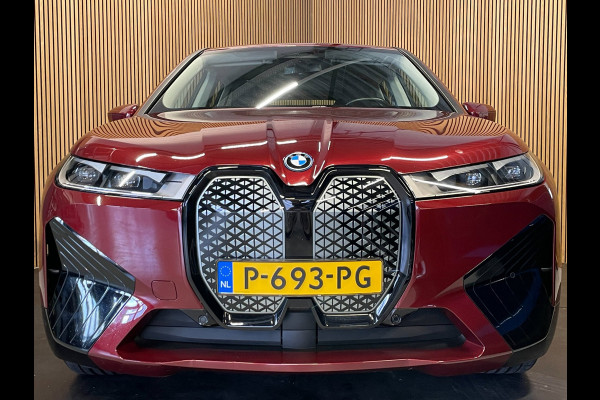 BMW iX XDrive40 Executive 77 kWh|100% SOH|VOLLEDER|ELEK.STUURVERSTELLING|CAMERA|CARPLAY|PDC V+A|NAP|NL-AUTO|INCL.BTW|1e EIGENAAR|