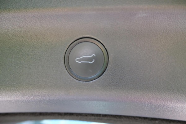 Tesla Model Y Long Range AWD 75 kWh 514 PK | Panoramadak | 360 Camera | LED Verlichting | CarPlay | Lichtmetalen Velgen | Elektrische Stoelen | Elektrische Klep | Navigatie |