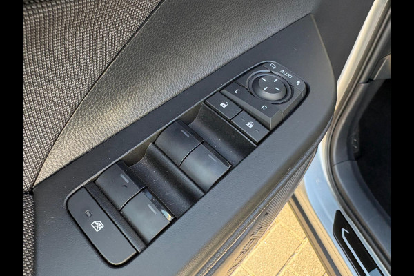 Toyota C-HR 1.8 Hybrid 140PK First Edition Bi-Tone/Winter-pack/Gr.-navigatie/Elektr.klep/Camera/Adapt.-cruise