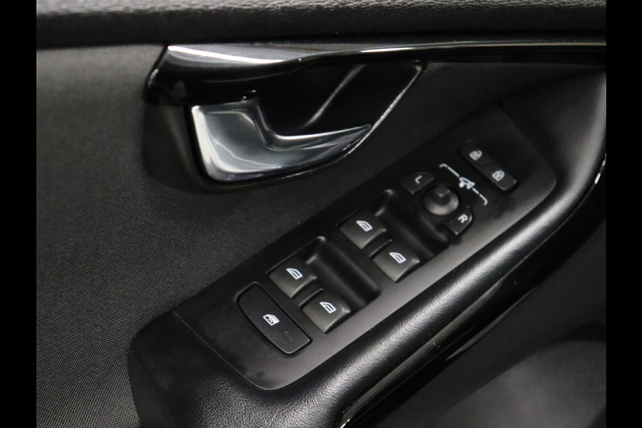 Volvo V40 1.5 T3 Dynamic Edition [CRUISE CONTROL, STOELVERWARMING, DIGITALE TELLER, BLUETOOTH, NAVIGATIE, CLIMATE, NIEUWSTAAT]