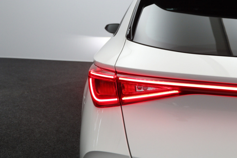 CUPRA Leon Sportstourer 1.4 e-Hybrid 204 PK PHEV Business, Kuipstoelen, Parkeersensoren, Stuurverwarming