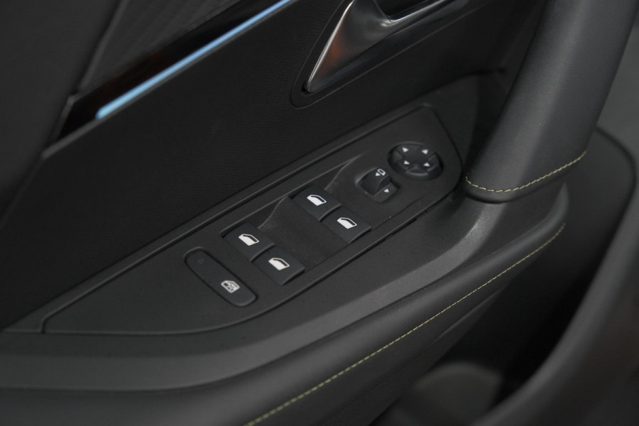 Peugeot e-2008 EV GT Pack 50 kWh | 92,6% SOH | Panoramadak | Adaptieve Cruise Control | Alcantara Bekleding