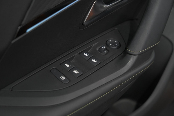 Peugeot e-2008 EV GT Pack 50 kWh | 92,6% SOH | Panoramadak | Adaptieve Cruise Control | Alcantara Bekleding