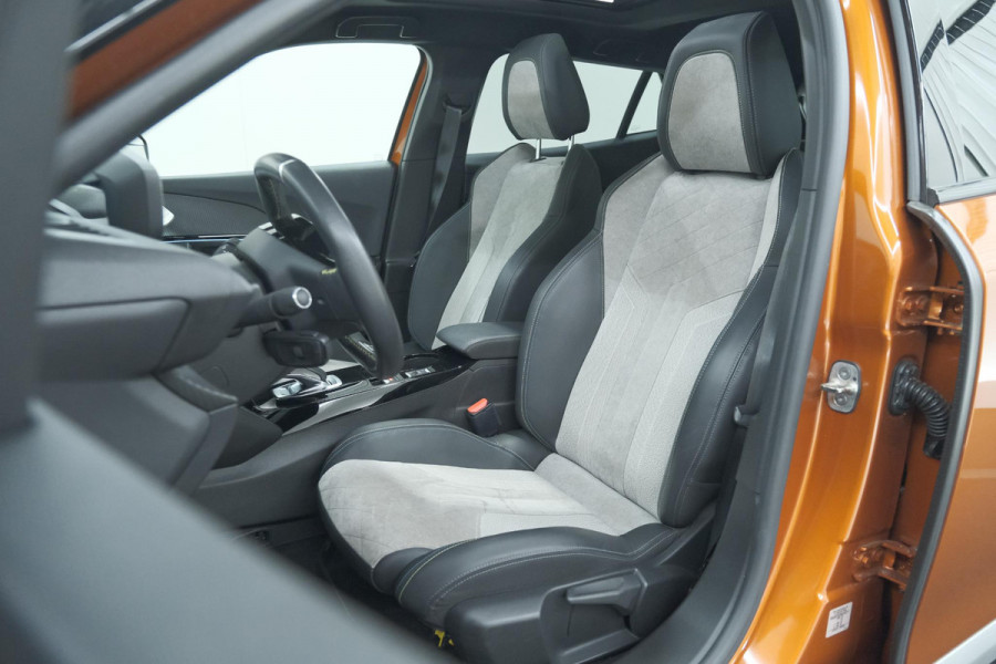 Peugeot e-2008 EV GT Pack 50 kWh | 92,6% SOH | Panoramadak | Adaptieve Cruise Control | Alcantara Bekleding