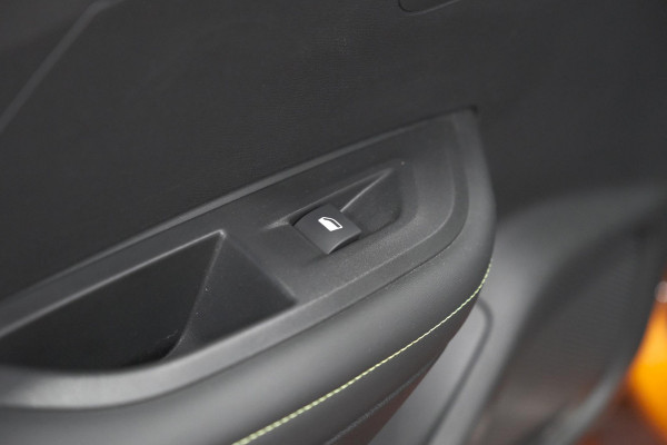 Peugeot e-2008 EV GT Pack 50 kWh | 92,6% SOH | Panoramadak | Adaptieve Cruise Control | Alcantara Bekleding