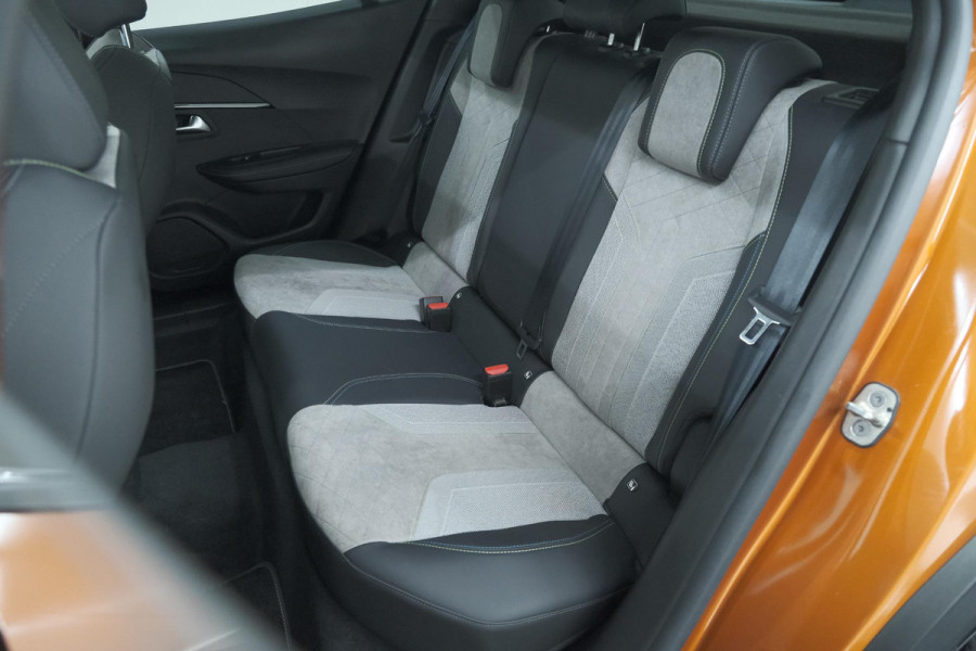 Peugeot e-2008 EV GT Pack 50 kWh | 92,6% SOH | Panoramadak | Adaptieve Cruise Control | Alcantara Bekleding
