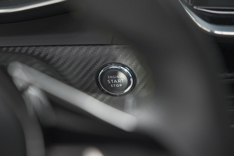Peugeot e-2008 EV GT Pack 50 kWh | 92,6% SOH | Panoramadak | Adaptieve Cruise Control | Alcantara Bekleding