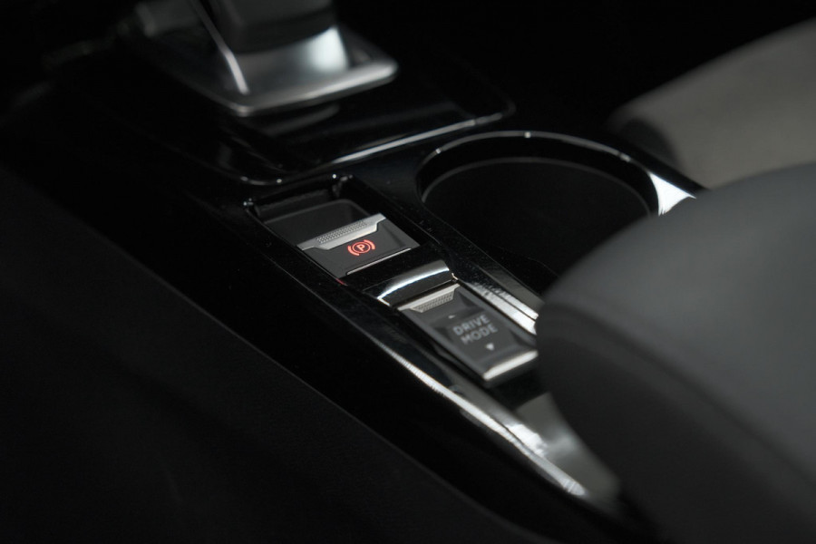 Peugeot e-2008 EV GT Pack 50 kWh | 92,6% SOH | Panoramadak | Adaptieve Cruise Control | Alcantara Bekleding