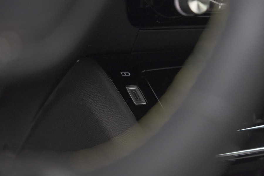 Peugeot e-2008 EV GT Pack 50 kWh | 92,6% SOH | Panoramadak | Adaptieve Cruise Control | Alcantara Bekleding