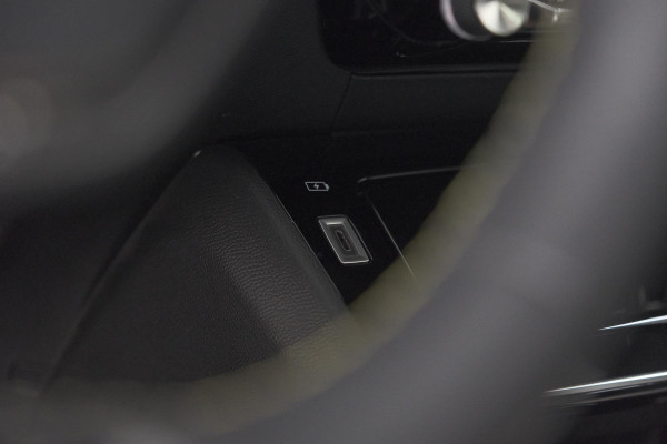 Peugeot e-2008 EV GT Pack 50 kWh | 92,6% SOH | Panoramadak | Adaptieve Cruise Control | Alcantara Bekleding