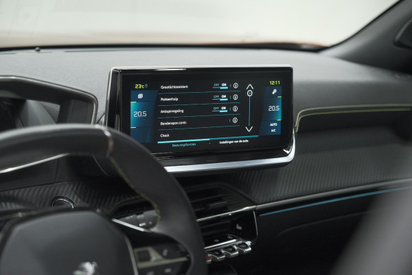 Peugeot e-2008 EV GT Pack 50 kWh | 92,6% SOH | Panoramadak | Adaptieve Cruise Control | Alcantara Bekleding