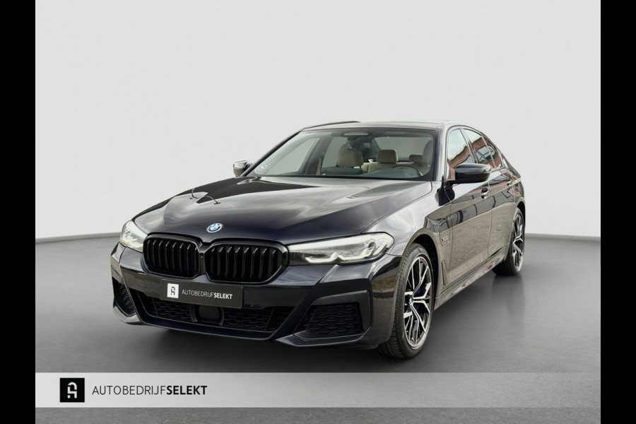 BMW 5 Serie 545e xDrive M-Sport | Trekhaak | 19 inch | Camera | ACC | Carplay | Dealer onderhouden | Stuurwiel verwarmd