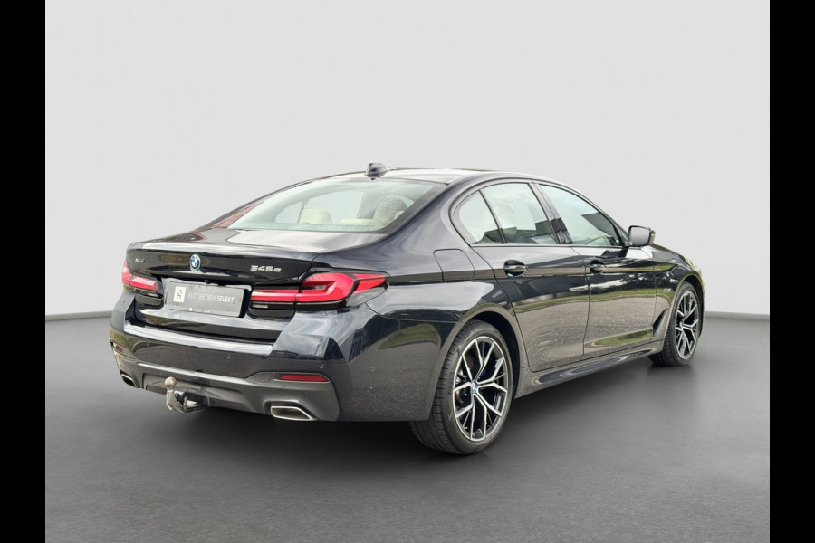 BMW 5 Serie 545e xDrive M-Sport | Trekhaak | 19 inch | Camera | ACC | Carplay | Dealer onderhouden | Stuurwiel verwarmd