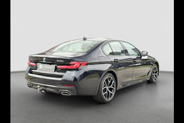 BMW 5 Serie 545e xDrive M-Sport | Trekhaak | 19 inch | Camera | ACC | Carplay | Dealer onderhouden | Stuurwiel verwarmd