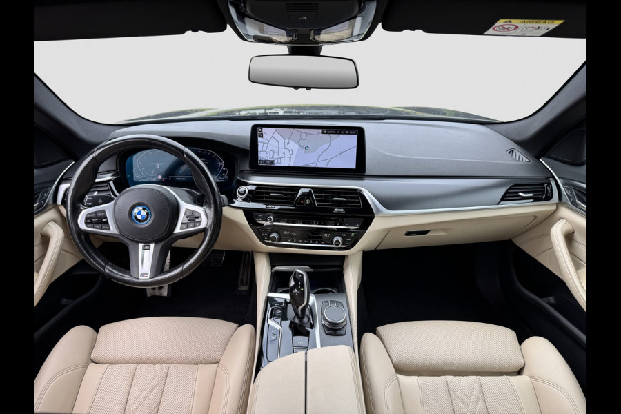 BMW 5 Serie 545e xDrive M-Sport | Trekhaak | 19 inch | Camera | ACC | Carplay | Dealer onderhouden | Stuurwiel verwarmd