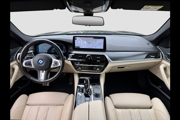 BMW 5 Serie 545e xDrive M-Sport | Trekhaak | 19 inch | Camera | ACC | Carplay | Dealer onderhouden | Stuurwiel verwarmd