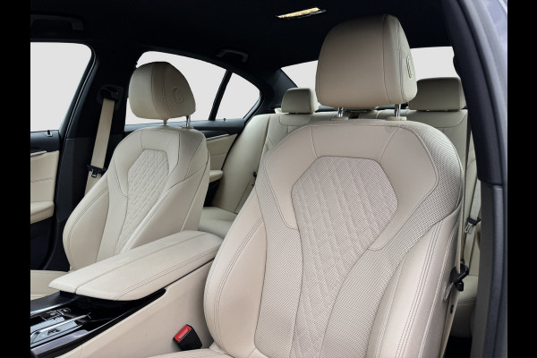 BMW 5 Serie 545e xDrive M-Sport | Trekhaak | 19 inch | Camera | ACC | Carplay | Dealer onderhouden | Stuurwiel verwarmd
