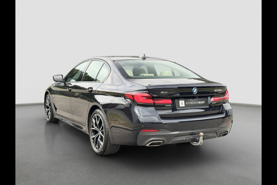 BMW 5 Serie 545e xDrive M-Sport | Trekhaak | 19 inch | Camera | ACC | Carplay | Dealer onderhouden | Stuurwiel verwarmd