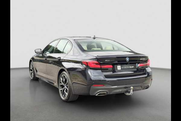 BMW 5 Serie 545e xDrive M-Sport | Trekhaak | 19 inch | Camera | ACC | Carplay | Dealer onderhouden | Stuurwiel verwarmd