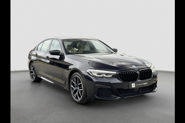 BMW 5 Serie 545e xDrive M-Sport | Trekhaak | 19 inch | Camera | ACC | Carplay | Dealer onderhouden | Stuurwiel verwarmd