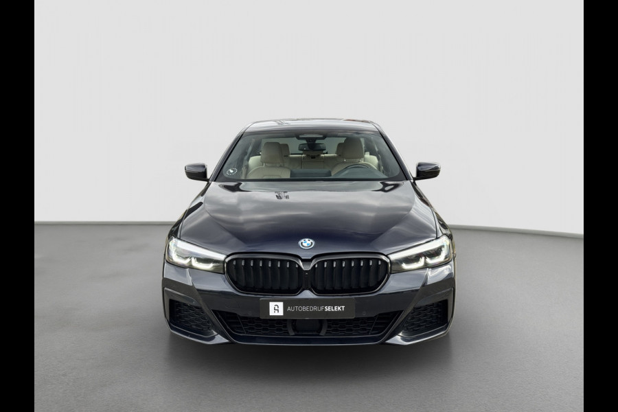 BMW 5 Serie 545e xDrive M-Sport | Trekhaak | 19 inch | Camera | ACC | Carplay | Dealer onderhouden | Stuurwiel verwarmd