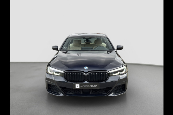 BMW 5 Serie 545e xDrive M-Sport | Trekhaak | 19 inch | Camera | ACC | Carplay | Dealer onderhouden | Stuurwiel verwarmd