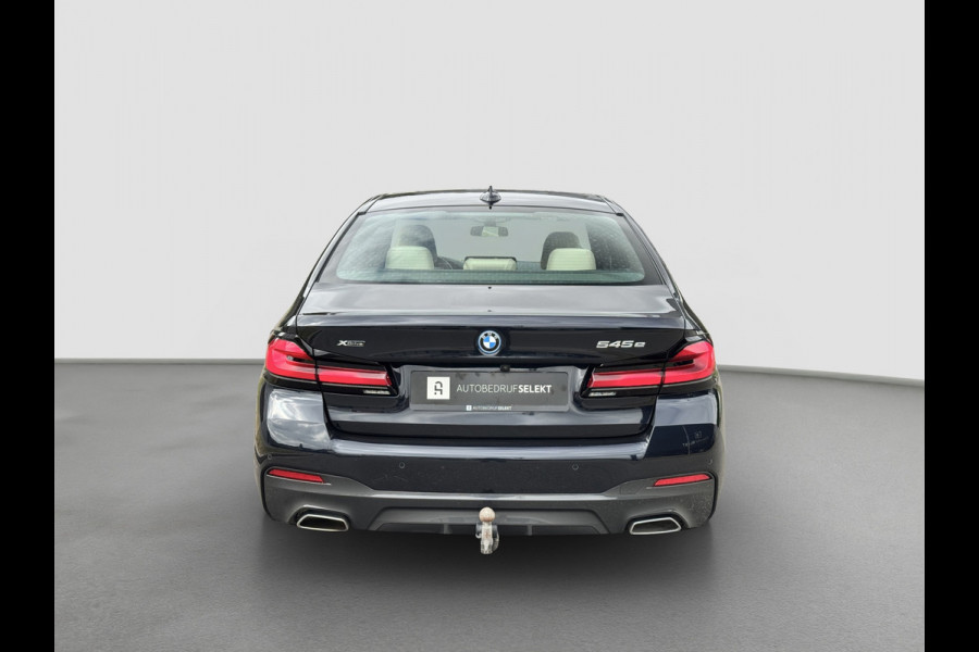 BMW 5 Serie 545e xDrive M-Sport | Trekhaak | 19 inch | Camera | ACC | Carplay | Dealer onderhouden | Stuurwiel verwarmd