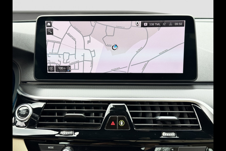 BMW 5 Serie 545e xDrive M-Sport | Trekhaak | 19 inch | Camera | ACC | Carplay | Dealer onderhouden | Stuurwiel verwarmd