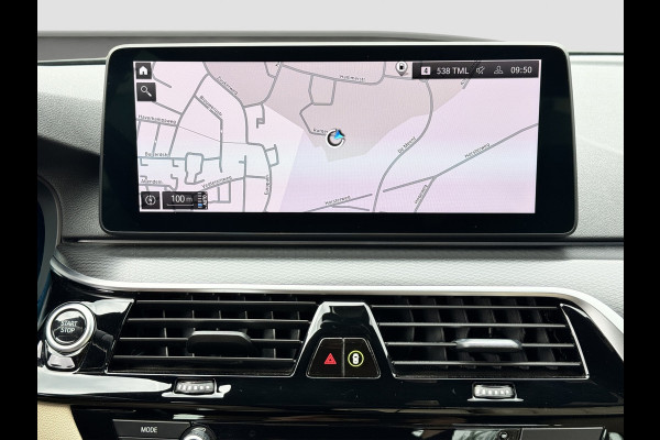 BMW 5 Serie 545e xDrive M-Sport | Trekhaak | 19 inch | Camera | ACC | Carplay | Dealer onderhouden | Stuurwiel verwarmd