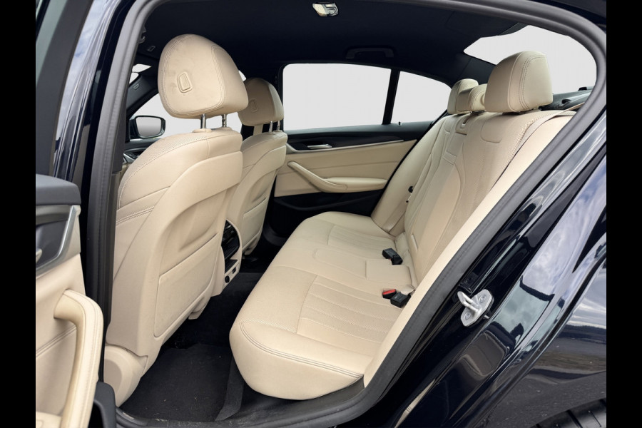 BMW 5 Serie 545e xDrive M-Sport | Trekhaak | 19 inch | Camera | ACC | Carplay | Dealer onderhouden | Stuurwiel verwarmd