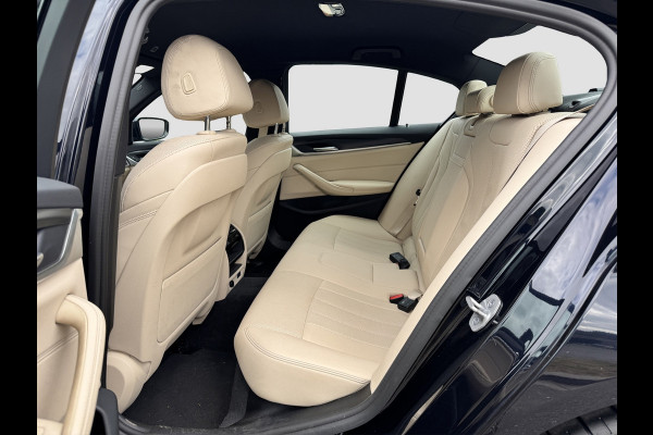 BMW 5 Serie 545e xDrive M-Sport | Trekhaak | 19 inch | Camera | ACC | Carplay | Dealer onderhouden | Stuurwiel verwarmd