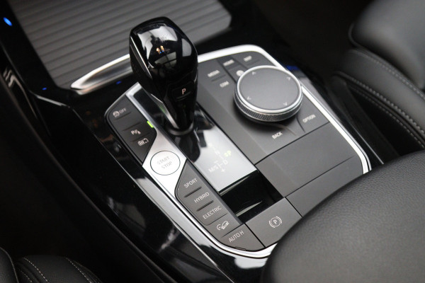 BMW X3 xDrive30e High Executive M-Sport 293 PK PHEV, Panoramadak, Memory, Camera