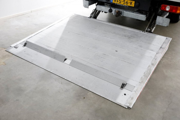 FUSO Canter 3.0D 150pk E6 Bakwagen met laadklep en zijdeur + trekhaak 3500kg 04-2020